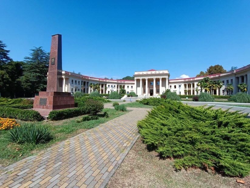 фото здания с источниками