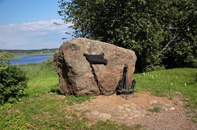 Памятник адмиралу П.И. Рикорду