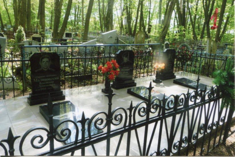 Воинское захоронение на городском кладбище