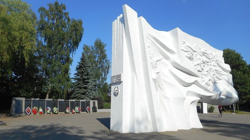 Мемориальный комплекс на братской могиле советских воинов