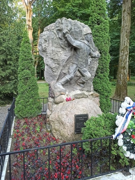 Памятник солдатам России XX века