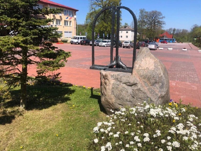 Скульптурная композиция «Голуби»