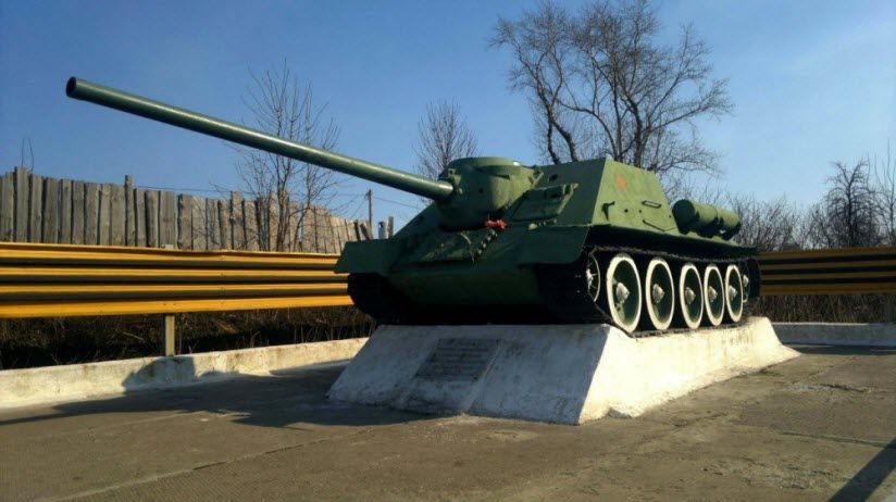 Памятник-танк САУ-100