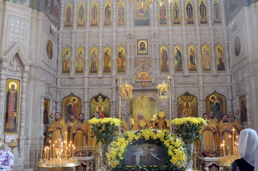 фото Александро-Невского храма внутри