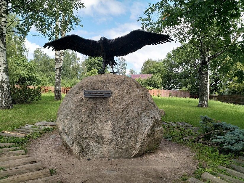 Скульптура «Сокол»