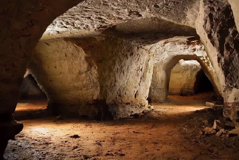 Староладожская пещера