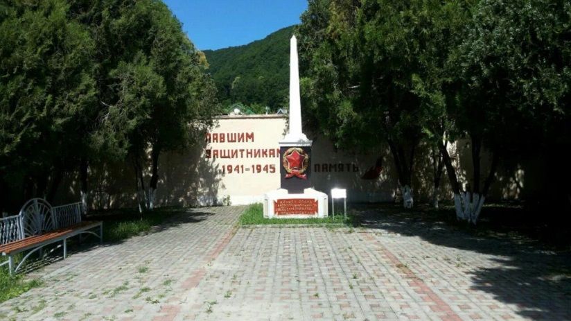 Памятник павшим защитникам ВОВ (Братская могила)