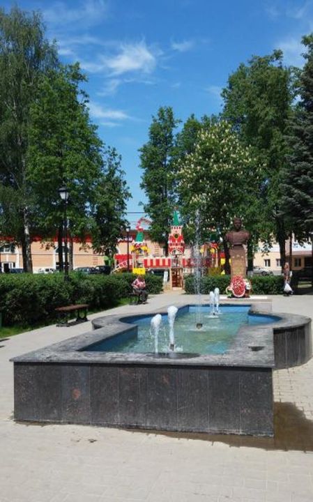 Городской сквер с фонтаном