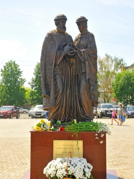Памятник Петру и Февронии Муромским