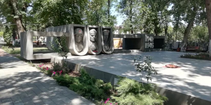 Братская могила 246-ти советских воинов