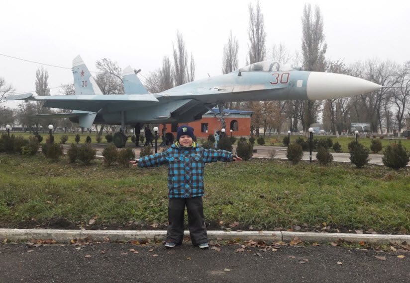 Памятник-самолёт Су-27