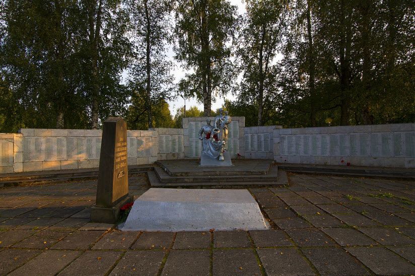 Памятный знак воинам-землякам, павшим на фронтах Великой отечественной войны