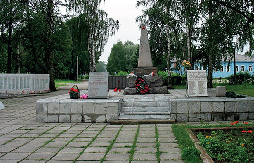 Братская могила советских воинов