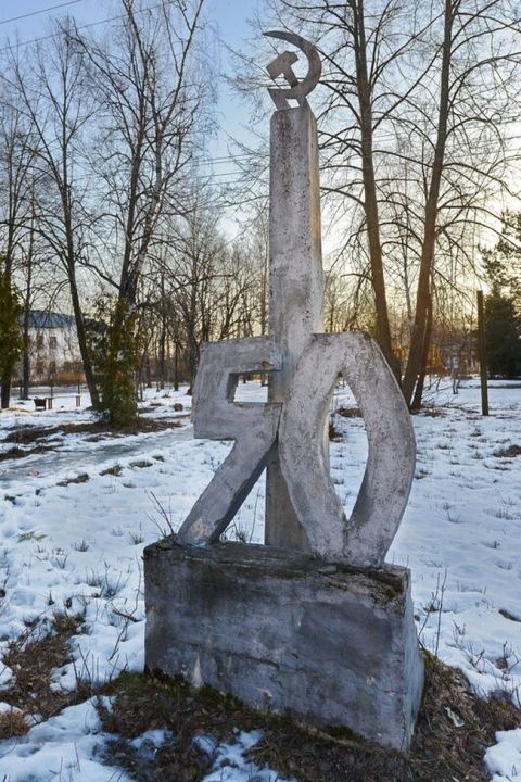 Стела в честь 50-летия Октября