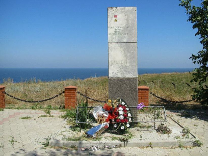 Памятник Герою Советского союза лётчику Калинину Н.Н.