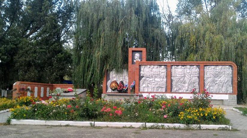 Мемориал Славы советским воинам, павшим в боях за посёлок в 1943 г.