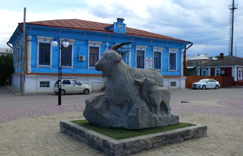 Памятник Козе-кормилице