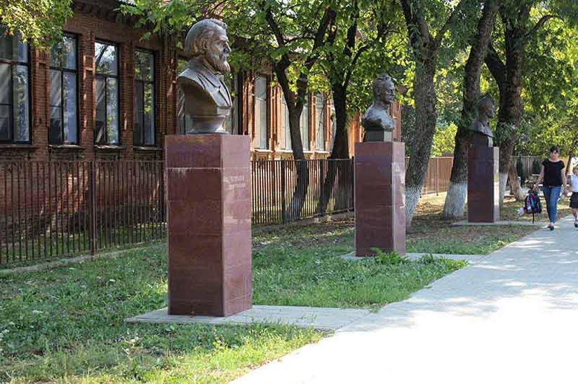 Аллея писателей