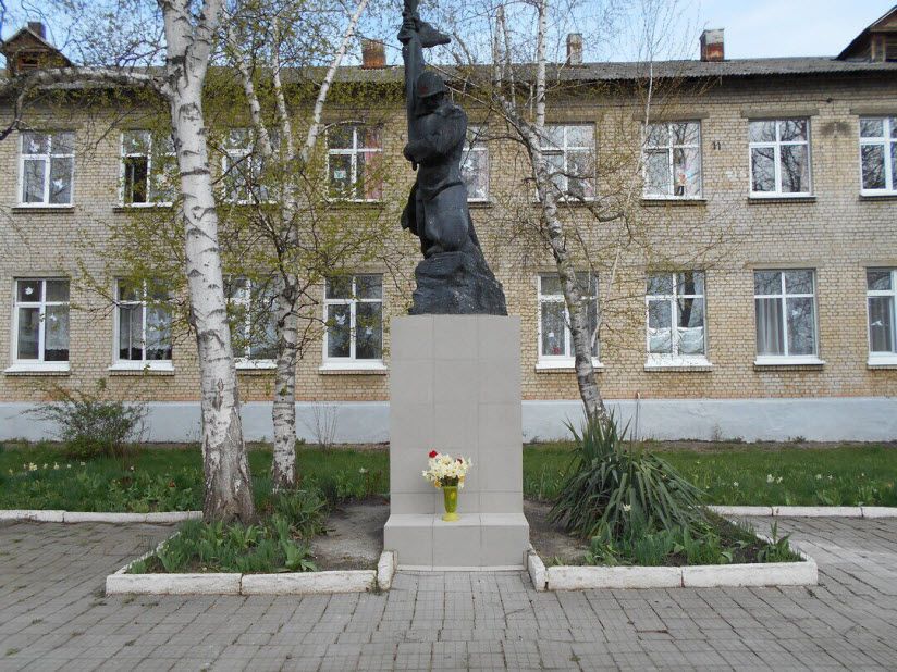 Памятник ученикам и учителям, погибшим в годы ВОВ