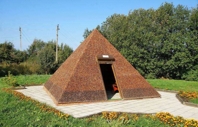 Янтарная пирамида