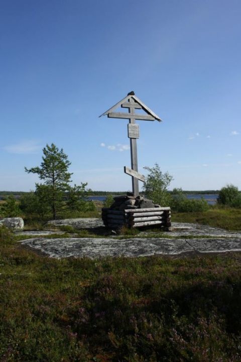Поклонный крест на месте Кемского пересыльного пункта в п. Рабочеостровск