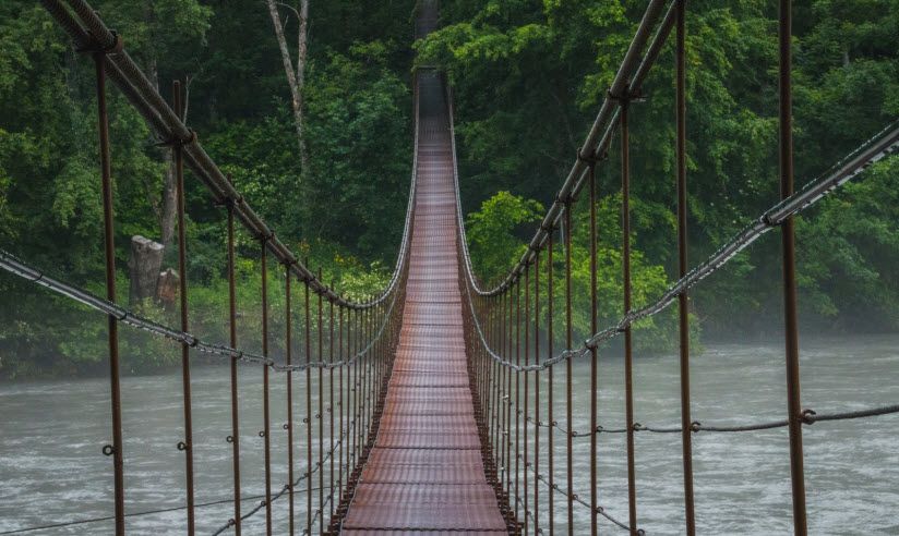 Пешеходный подвесной мост через реку Белую