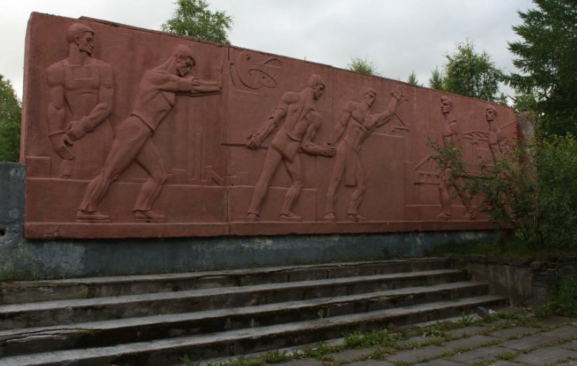 Памятник первостроителям