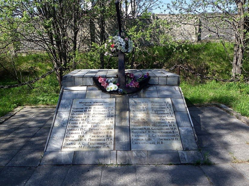 Памятник морякам земснаряда «Чернышевский»