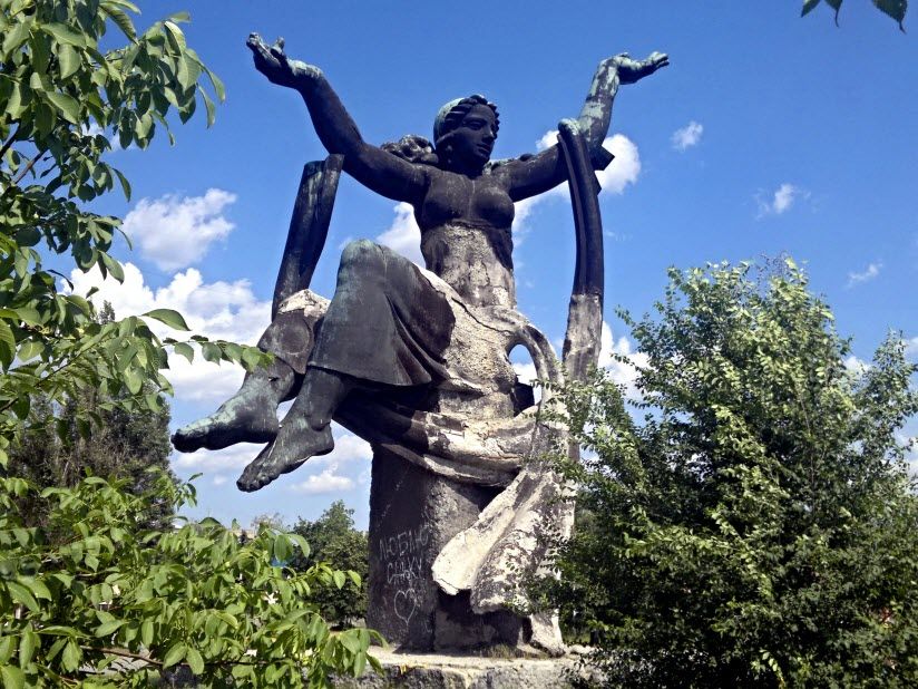 Памятник Ткачихе