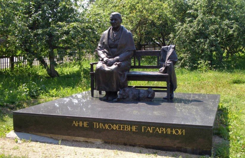 Памятник матери Гагарина