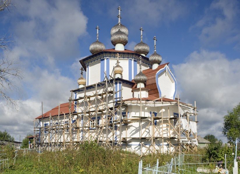 Церковь Богоявления Господня в поселке Лядины