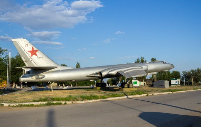 Памятник-самолёт «Ту-16»