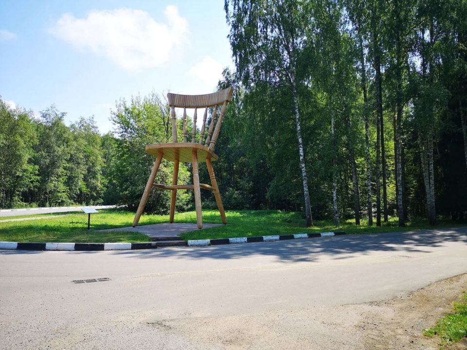 Памятник Стулу