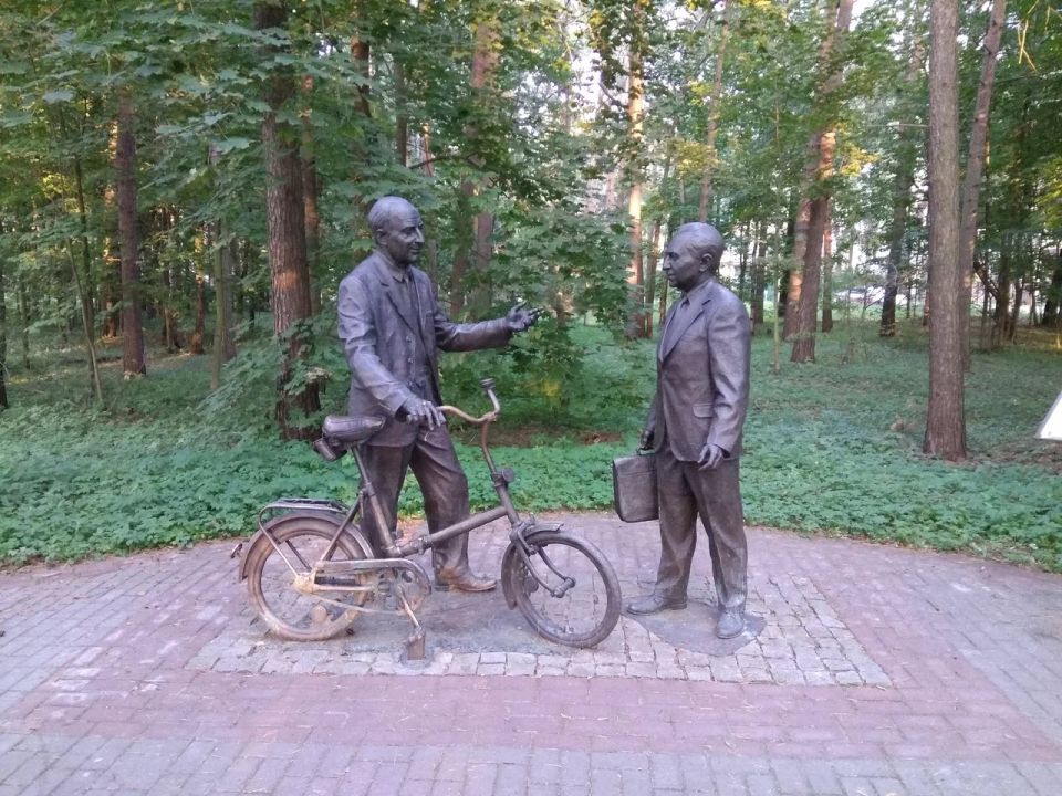 Памятник Джелепову и Понтекорво