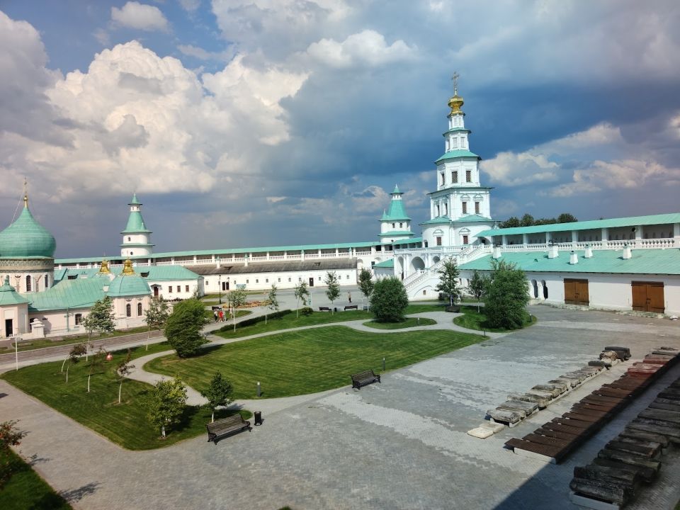 Надвратная церковь Входа Господня