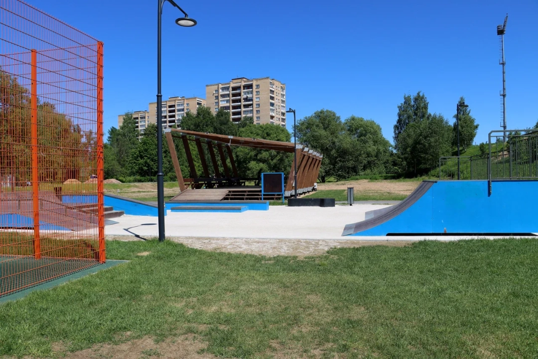 Парк у набережной реки Песочная