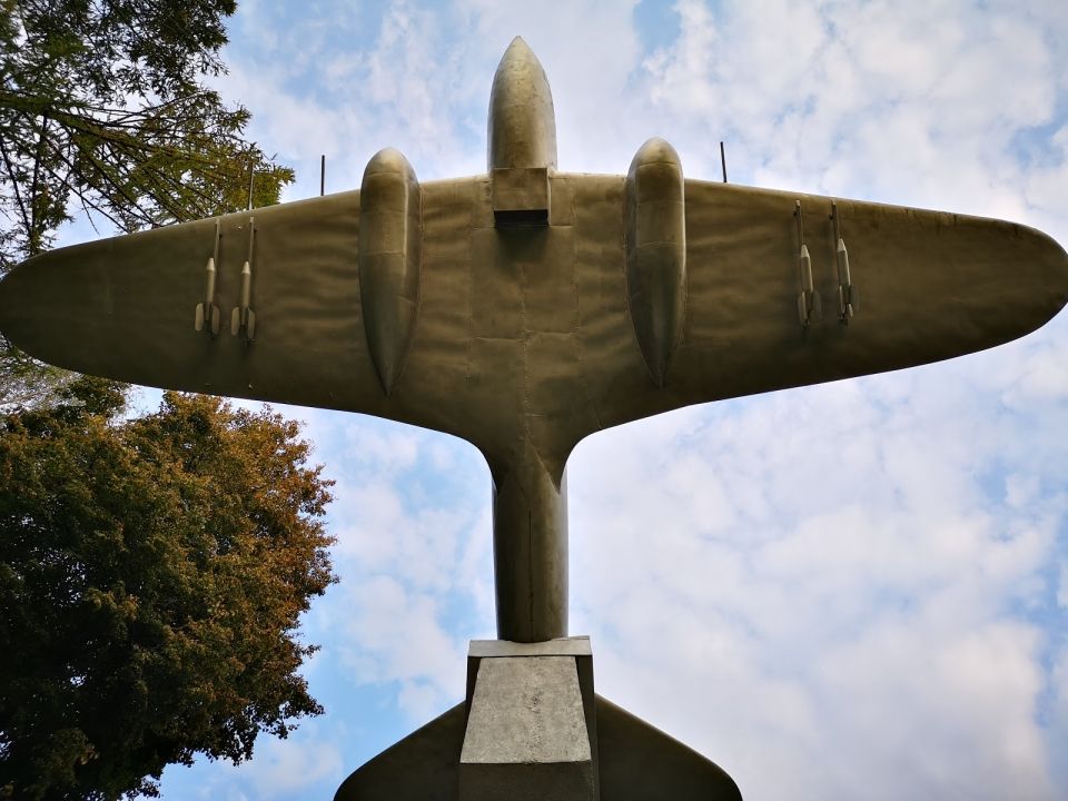 Памятник самолету ИЛ-2