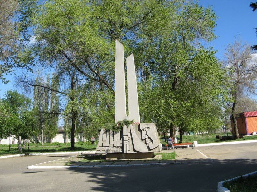 Памятник комсомольцам-добровольцам