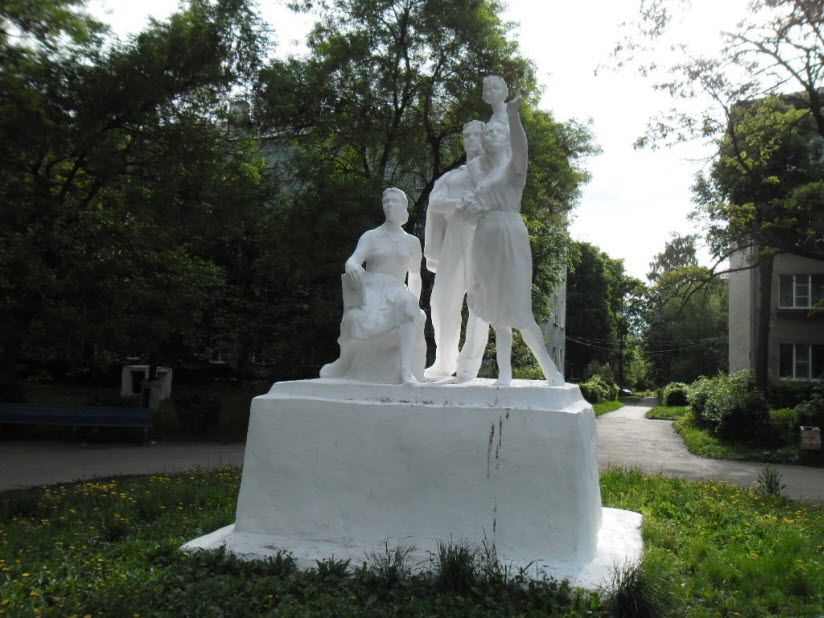 Скульптурная композиция «Семья»