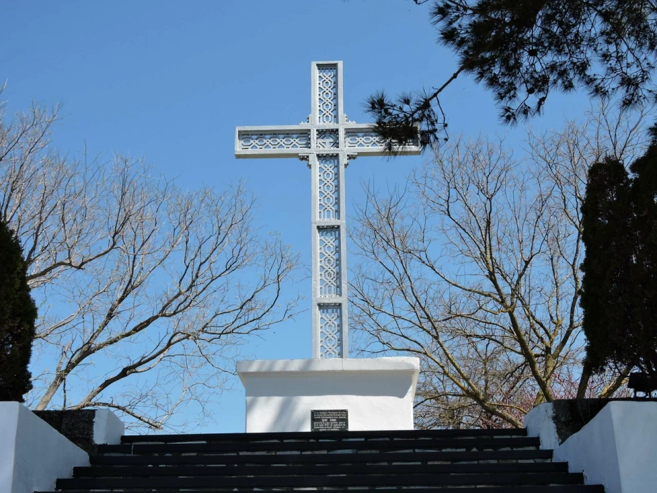 Памятный чугунный крест