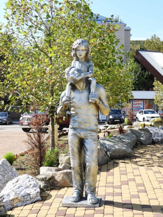 Скульптура «Папа с дочкой»