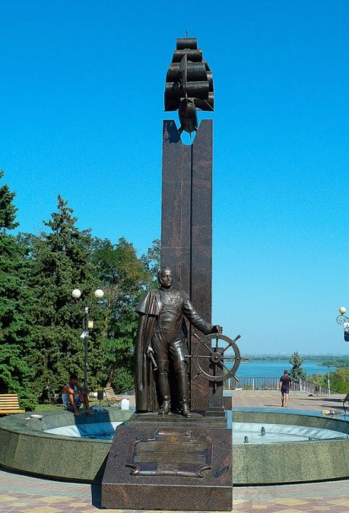 Памятник М. Лазареву