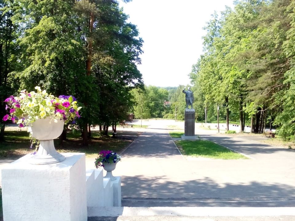 Памятник Кирову в Боровичах