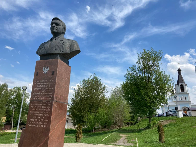 Памятник В.Ф. Быковскому