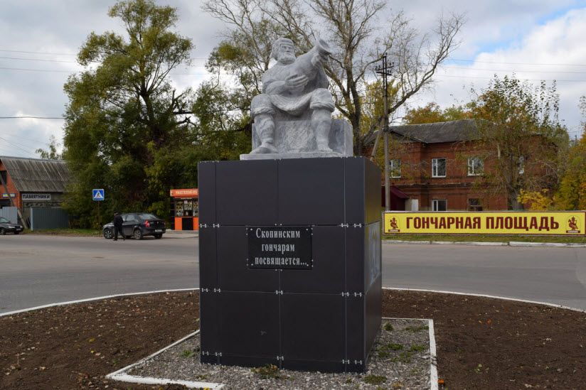Памятник гончару Д. Кирееву