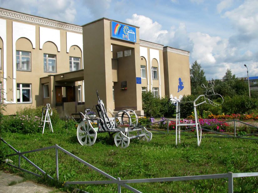 Скульптурная композиция из металлических лент