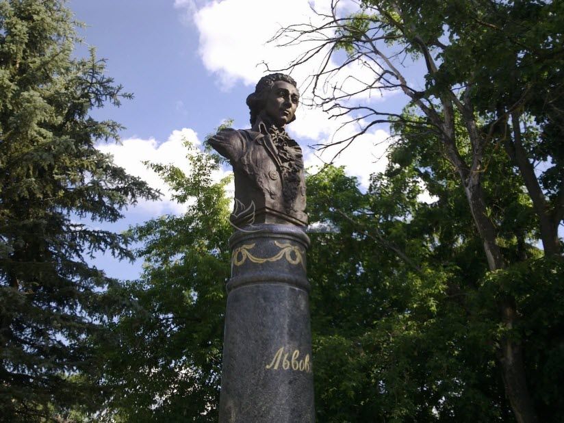 Памятник Н.А. Львову