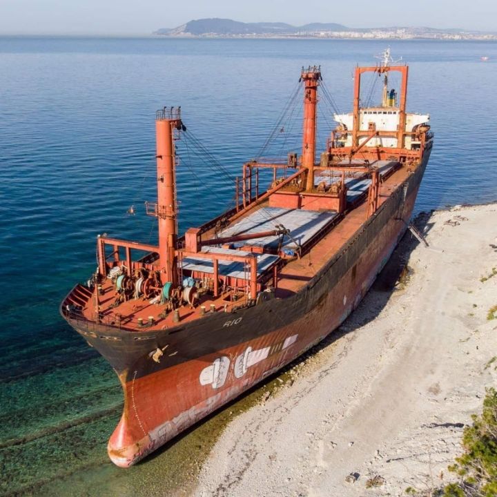 Севший на мель сухогруз Rio