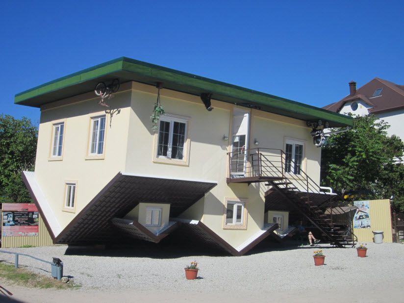 Дом вверх дном