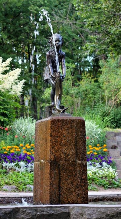 Фонтан Девочка Уде с рыбой